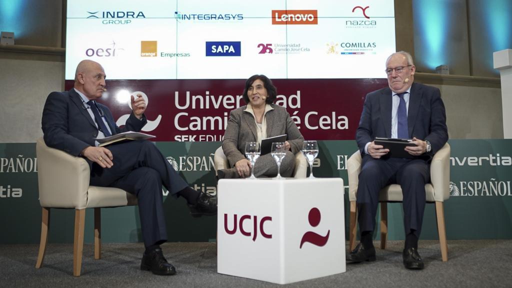 Santiago Camarero (i), director técnico de Aesmide; Yolanda Rodríguez, redactora jefe del Observatorio de la Defensa; y Carlos Calvo, asesor de Tedae