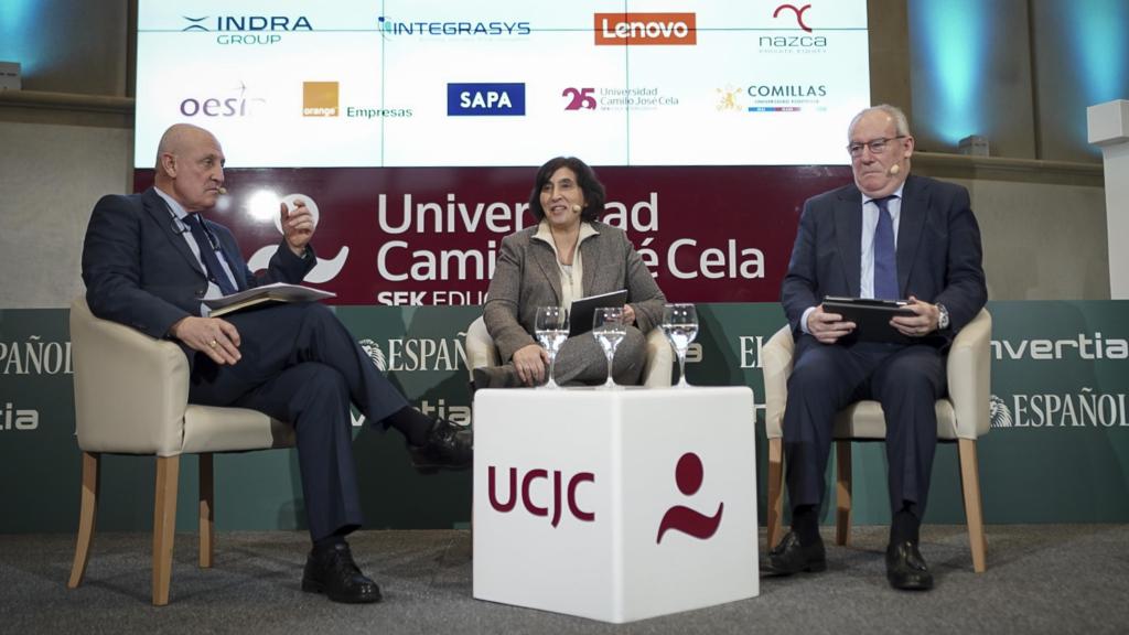 Santiago Camarero (i), director técnico de Aesmide; Yolanda Rodríguez, redactora jefe del Observatorio de la Defensa; y Carlos Calvo, asesor de Tedae