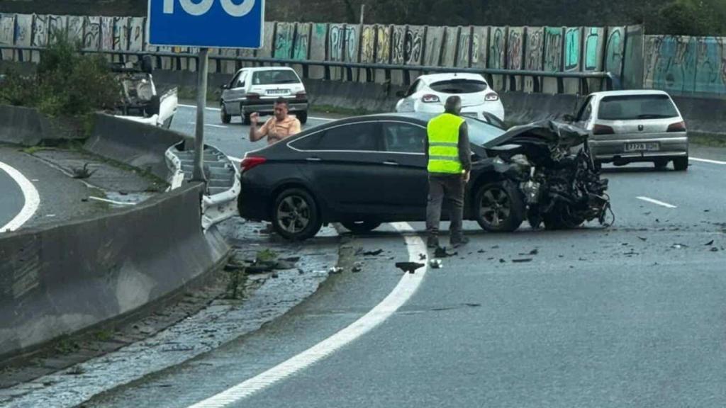 Un accidente múltiple en la VG-20 de Vigo deja un coche volcado pero sin heridos