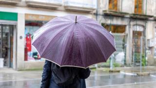 Una persona bajo la lluvia