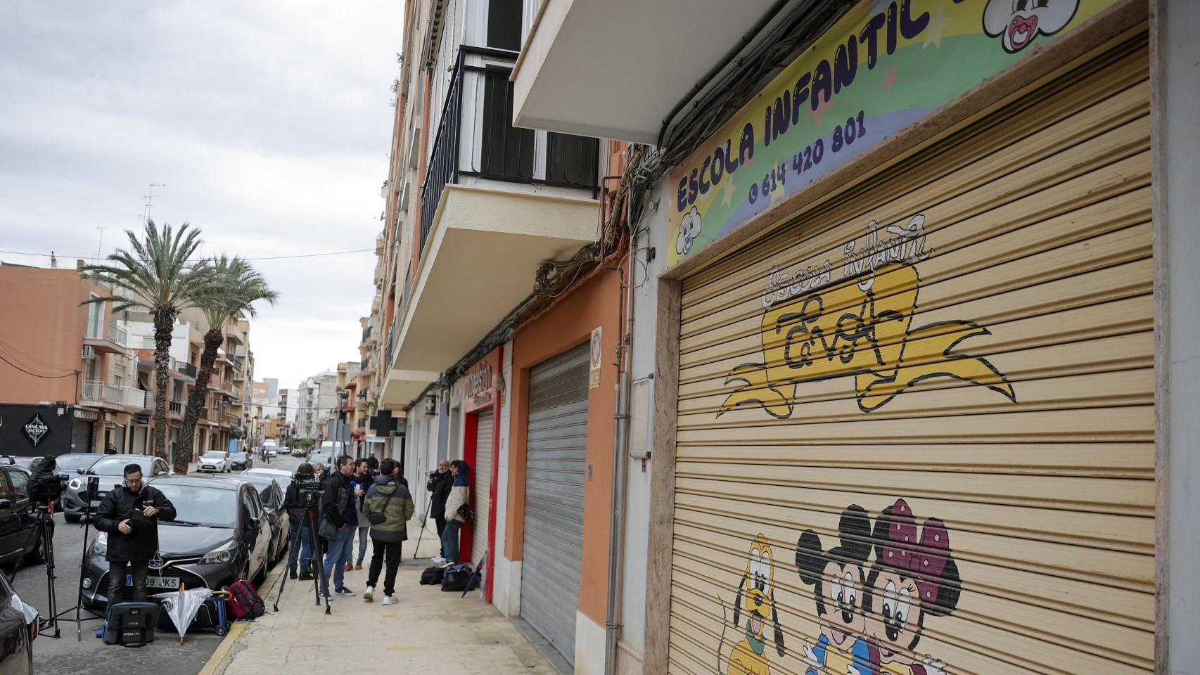 Vista general de la escuela infantil de Algemesí (Valencia) tras quedar su dueña detenida. Efe / Manuel Bruque