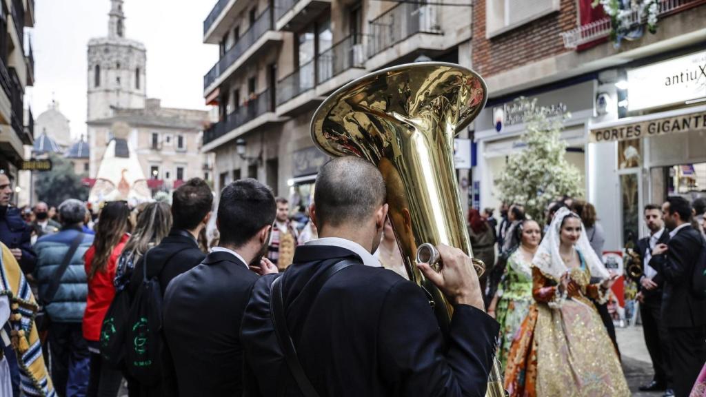 Músicos y falleras durante el desfile de la Ofrenda. Rober Solsona/EP