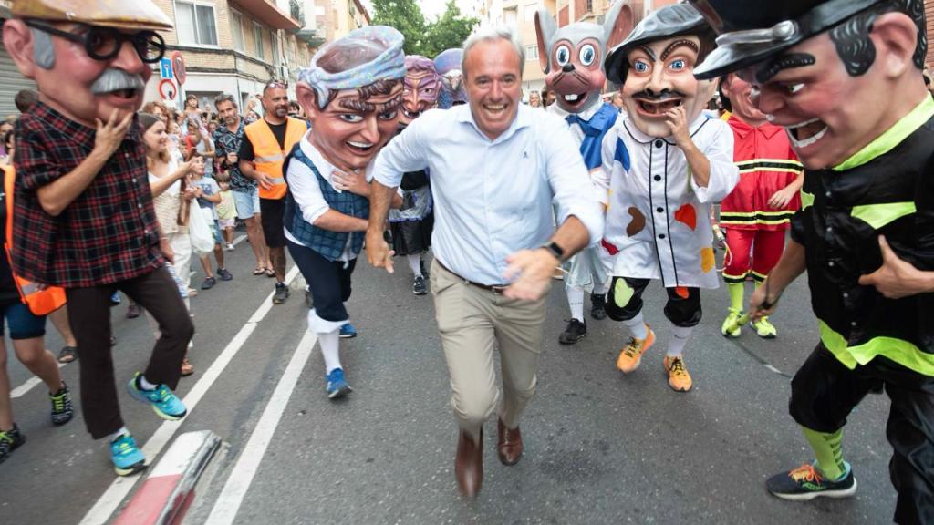 Jorge Azcón corre delante de los cabezudos por las calles de San José, en Zaragoza.