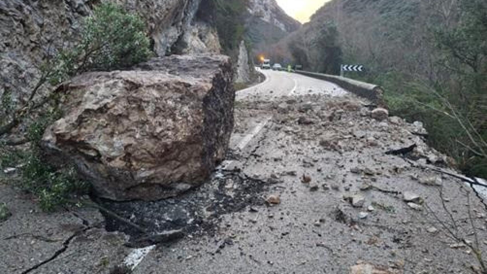 Este desprendimiento ha provocado daños notables el firme