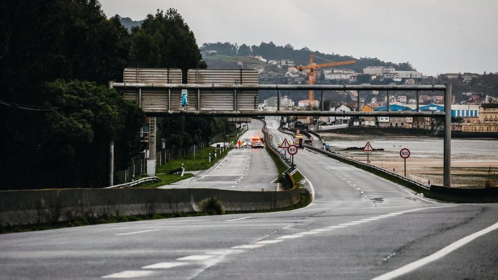 La PO-11 cortada por riesgo de desbordamiento de la ría