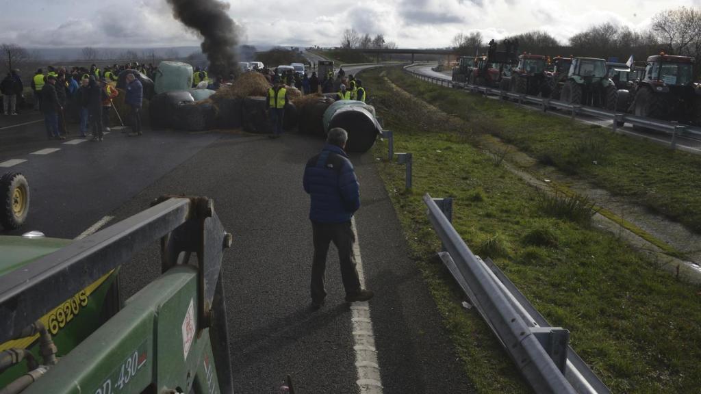 Agricultores y ganaderos cortan la A-52 con tractores y rollos de paja