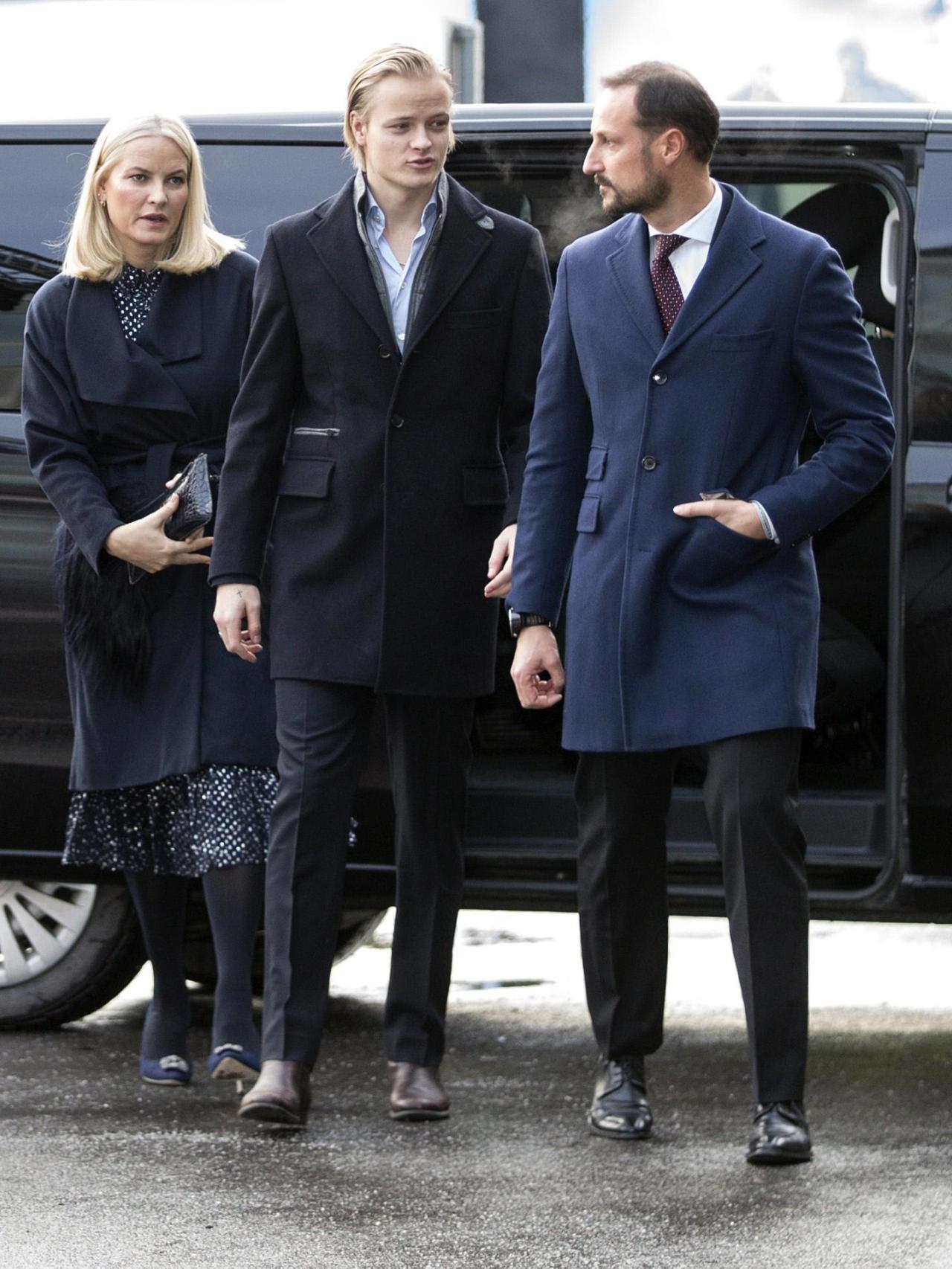 Mette-Marit junto a su hijo, Marius Borg, y Haakong de Noruega.