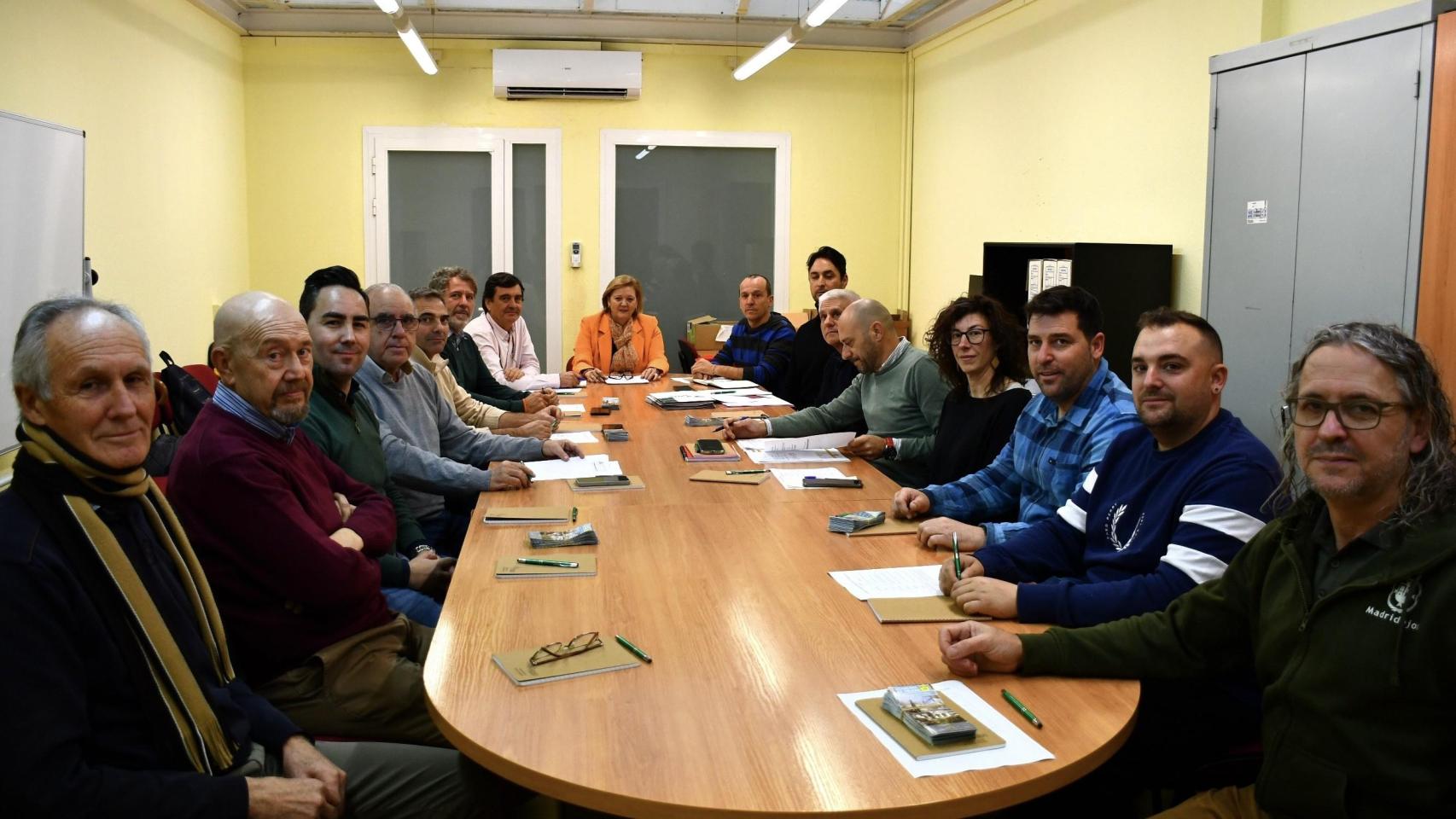 Reunión con los representantes de los pueblos implicados y la Federación de Montaña presidida por la diputada de Medio Ambiente, Marina García.