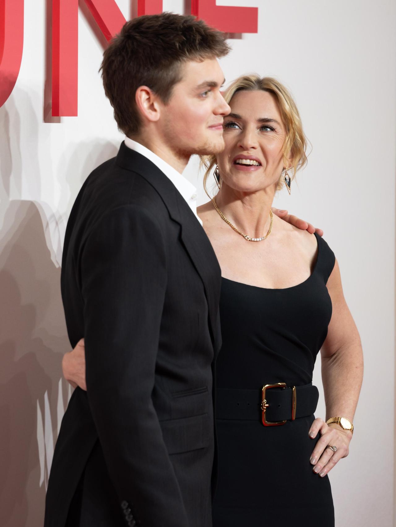Kate Winslet junto a su hijo Joe Anders.