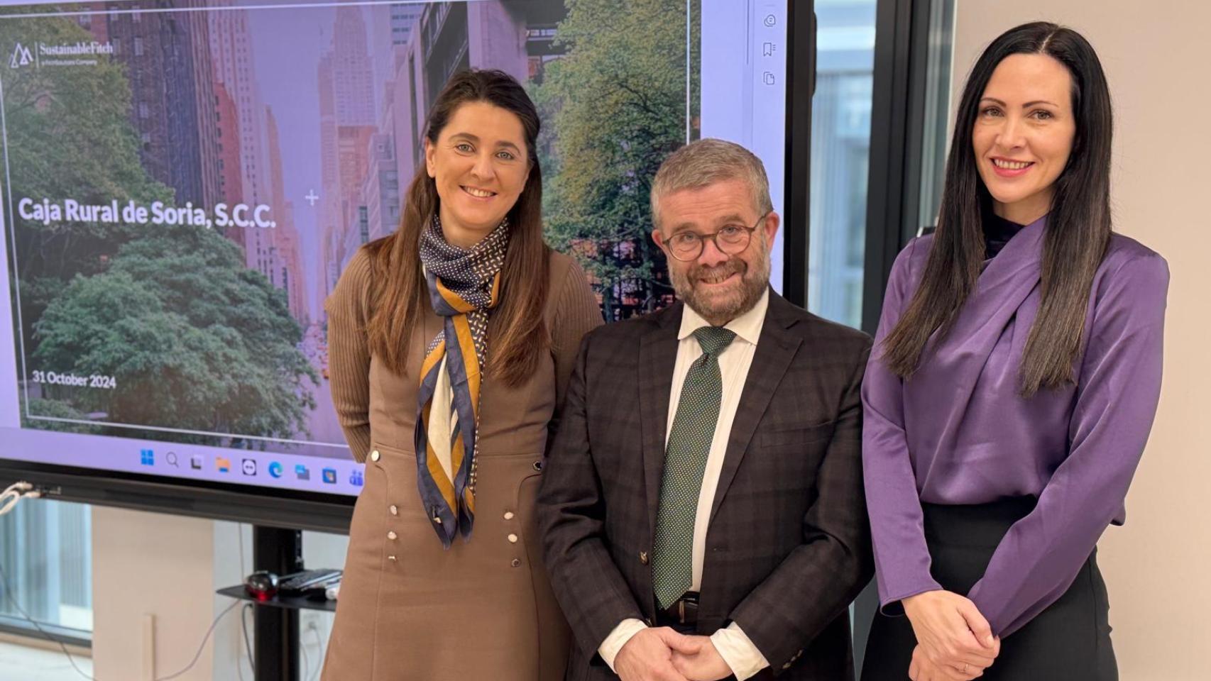 Parte del equipo de la oficina de sostenibilidad que han trabajado en el informe enviado a Fitch.