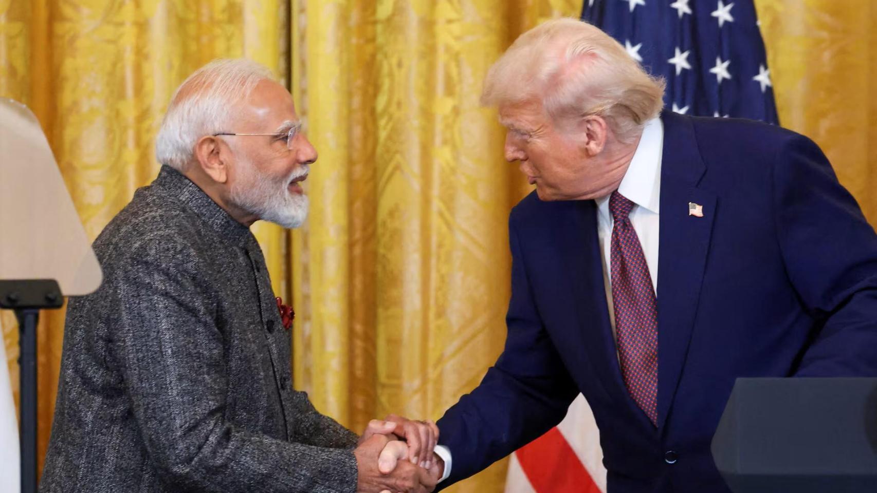 El presidente de Estados Unidos, Donald Trump, y el primer ministro indio, Narendra Modi, se estrechan la mano durante rueda de prensa en la Casa Blanca en febrero del año pasado.