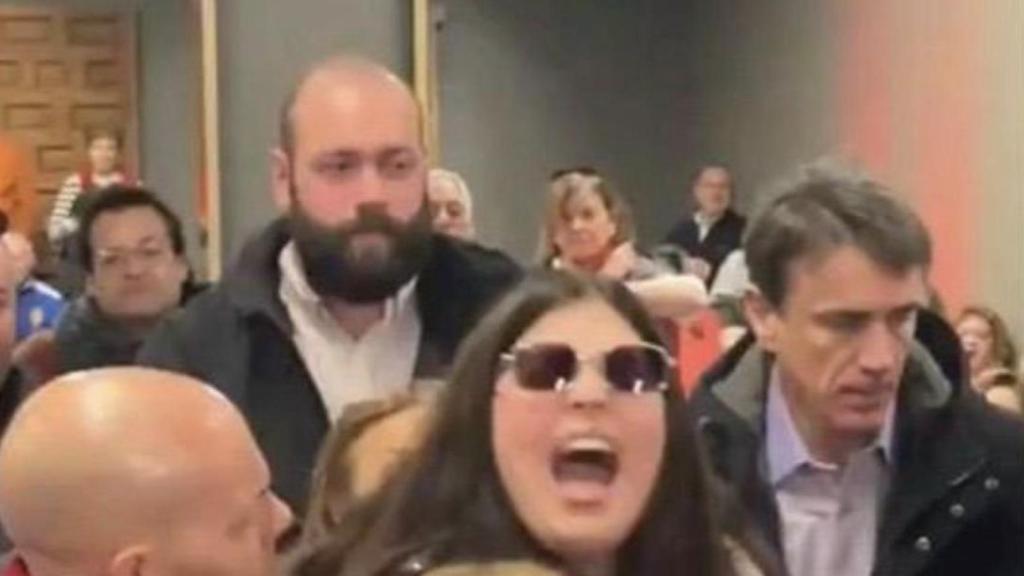 La edil de Vallanca en el mitin del PSOE junto a su pareja, al fondo. EE