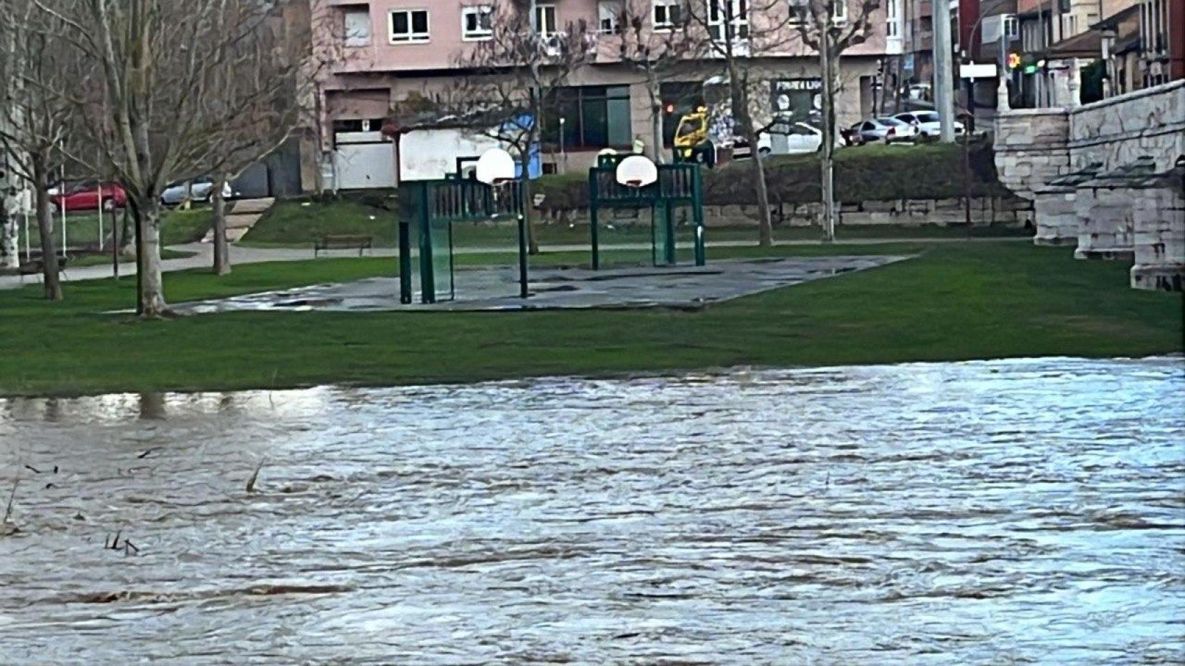 Cortados los accesos a los ríos Bernesga y Torío por el aumento del caudal