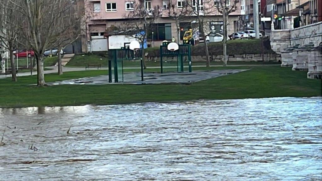 Cortados los accesos a los ríos Bernesga y Torío por el aumento del caudal