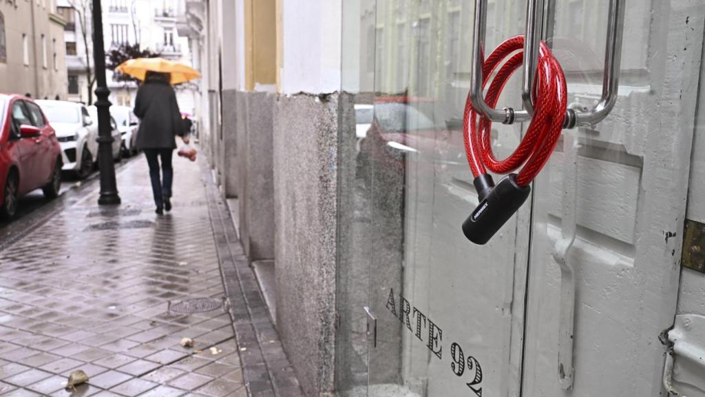 La galería Arte 92, cerrada en señal de protesta por el IVA del 21%, este lunes en Madrid. Foto: EFE/Fernando Villar