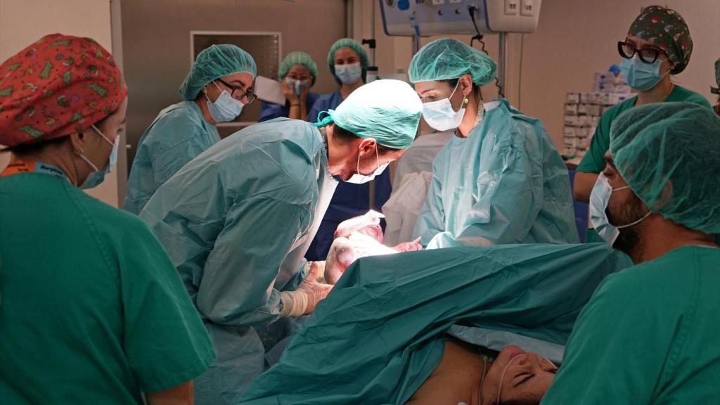 Una bebé nacido a través de cesárea.