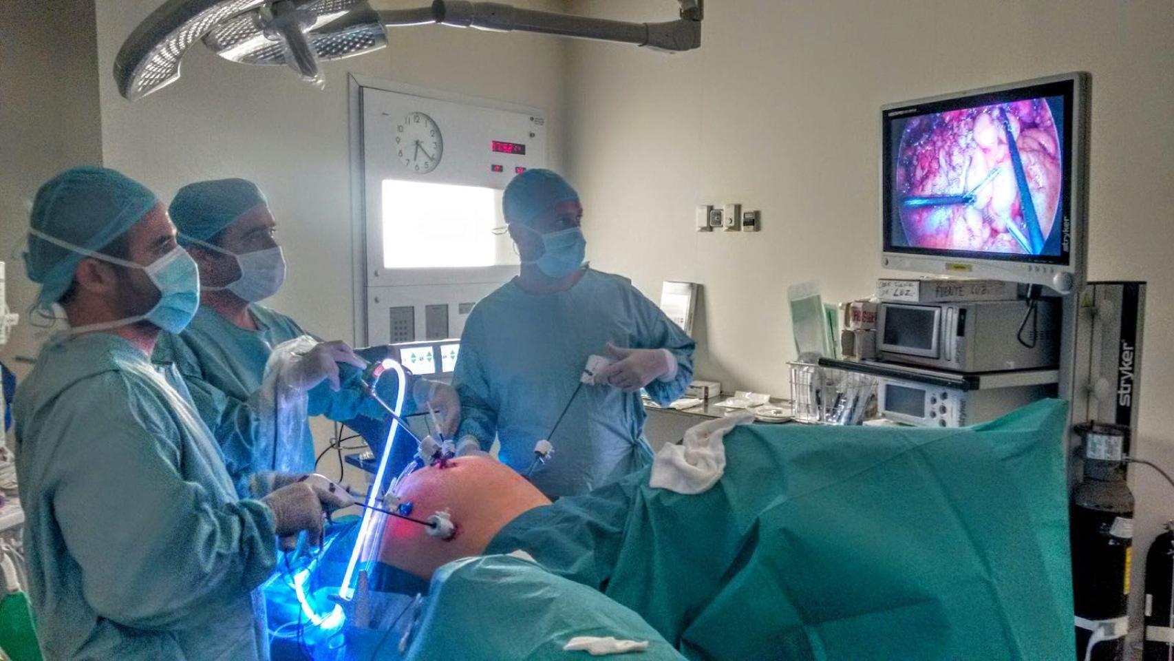 Médicos haciendo una prueba del colon.