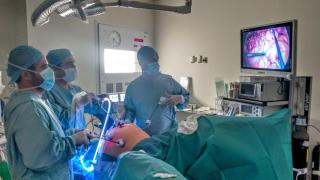 Médicos haciendo una prueba del colon.