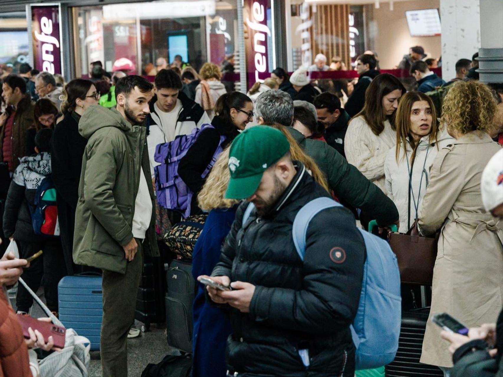 Las incógnitas sobre Adamuz y el mantenimiento fuerzan a Renfe a aplazar su 'gran compra' de 2.000M en trenes AVE