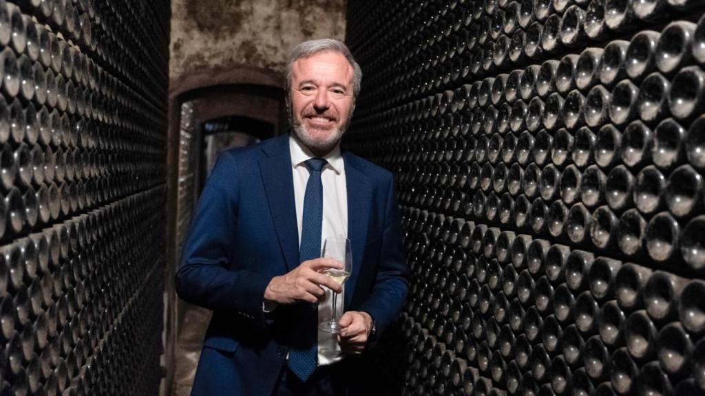 Jorge Azcón en una bodega.