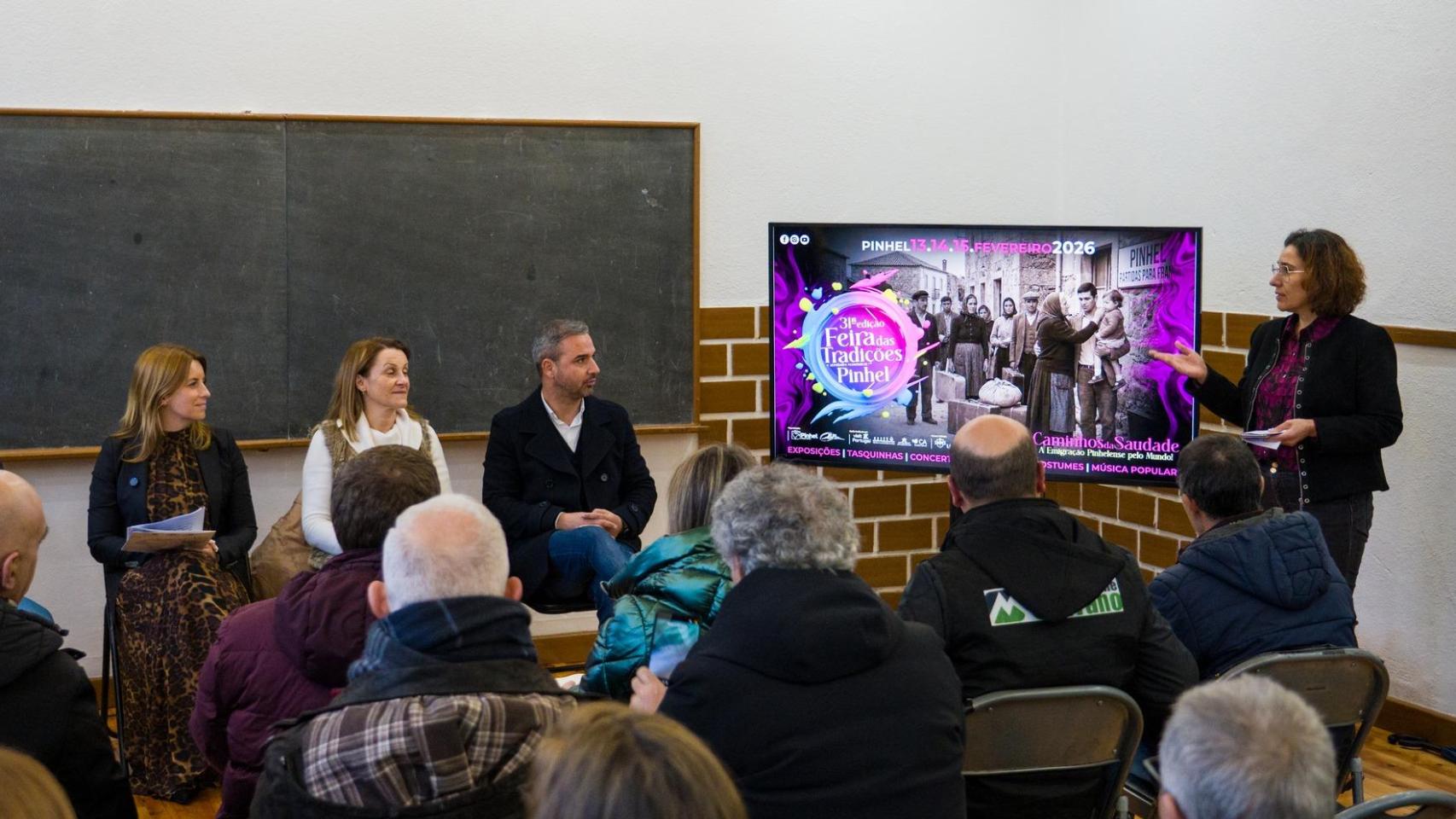 Momento de la presentación con la presencia de la Presidenta del Municipio, Daniela Capelo