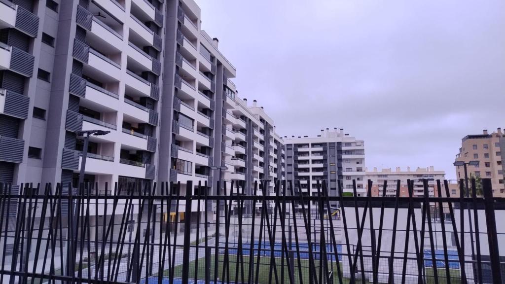 El residencial Les Naus de Playa de San Juan donde se adjudicaron las viviendas.
