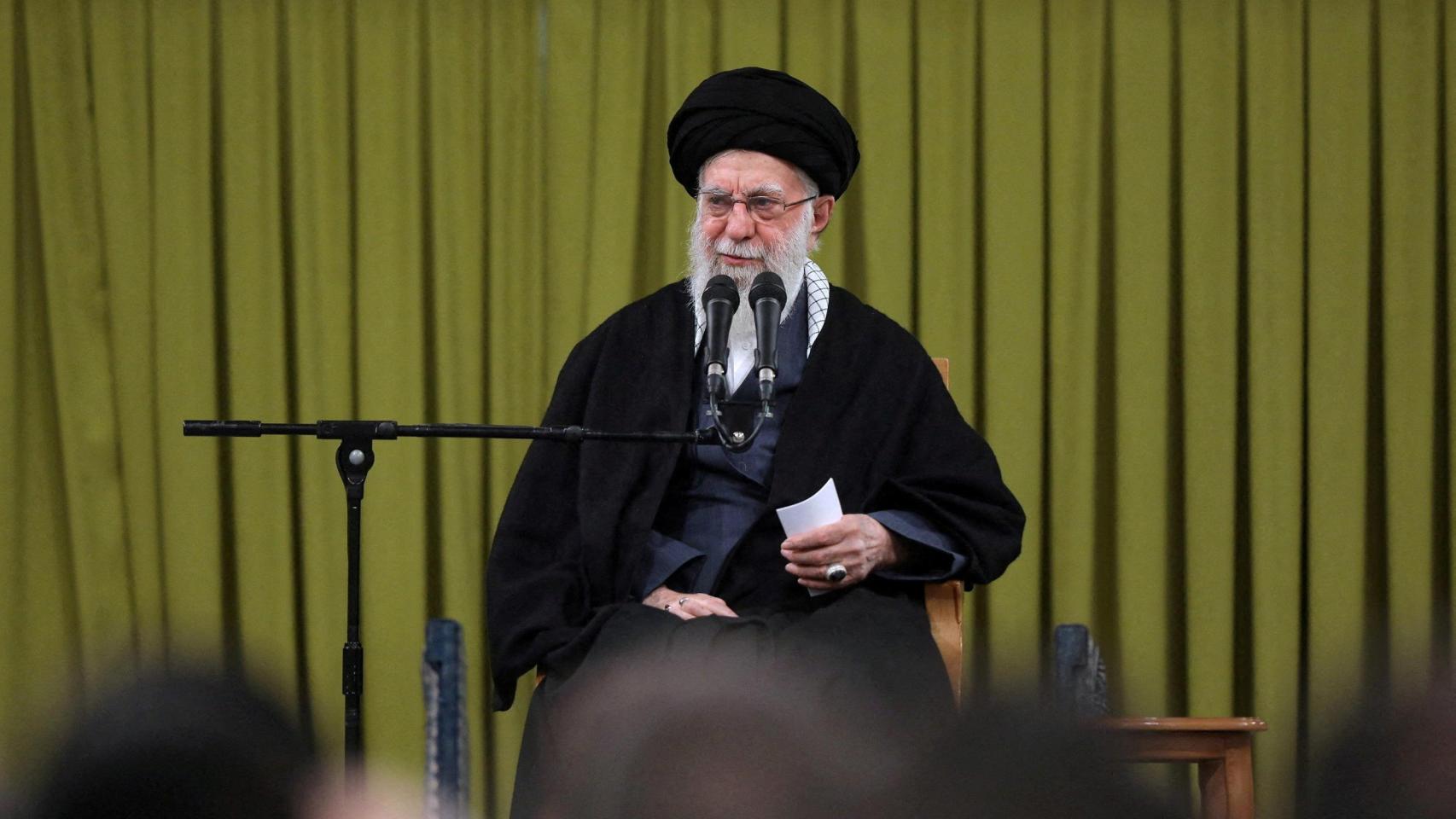 El líder supremo de Irán, el ayatolá Alí Jamenei, comparece desde Teherán.