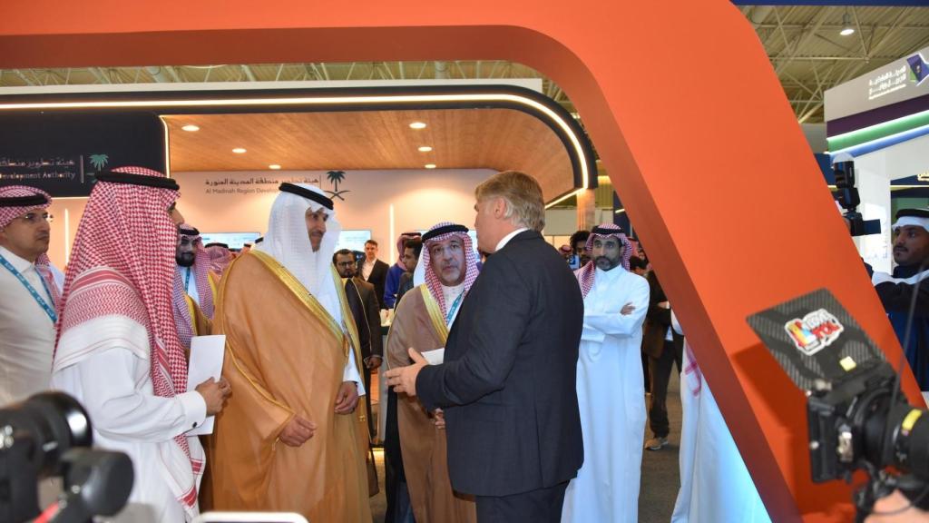 Richard Aaroe, con el ministro de Transportes de Arabia Saudí, recibiendo el premio a la Innovación.