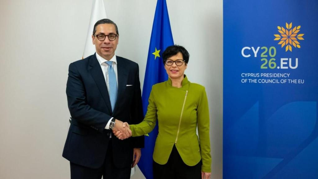 Constantinos Kombos, ministro de Exteriores de Chipre, y Marta Kos, comisaria de Ampliación, el pasado jueves en Bruselas.