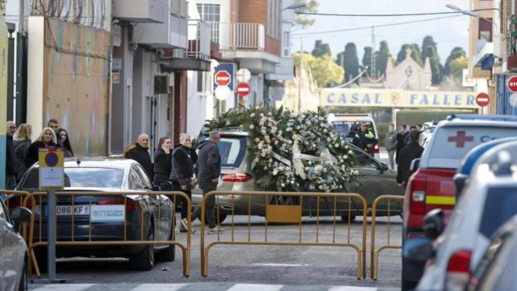 El coche fúnebre que trasladaba al difunto Álex a su entierro al que acudieron cientos de vecinos en Sueca.