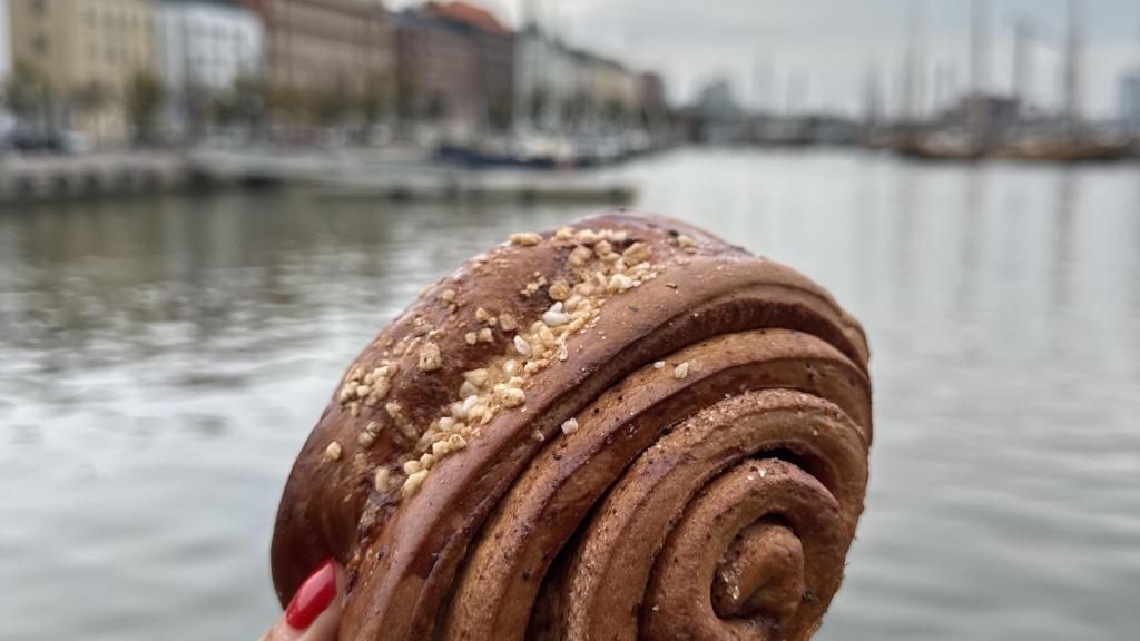 Korvapuusti, el rollito de canela finlandés, se diferencia del sueco por su forma, usar de cardamomo en la masa y su sabor más intenso a especias.