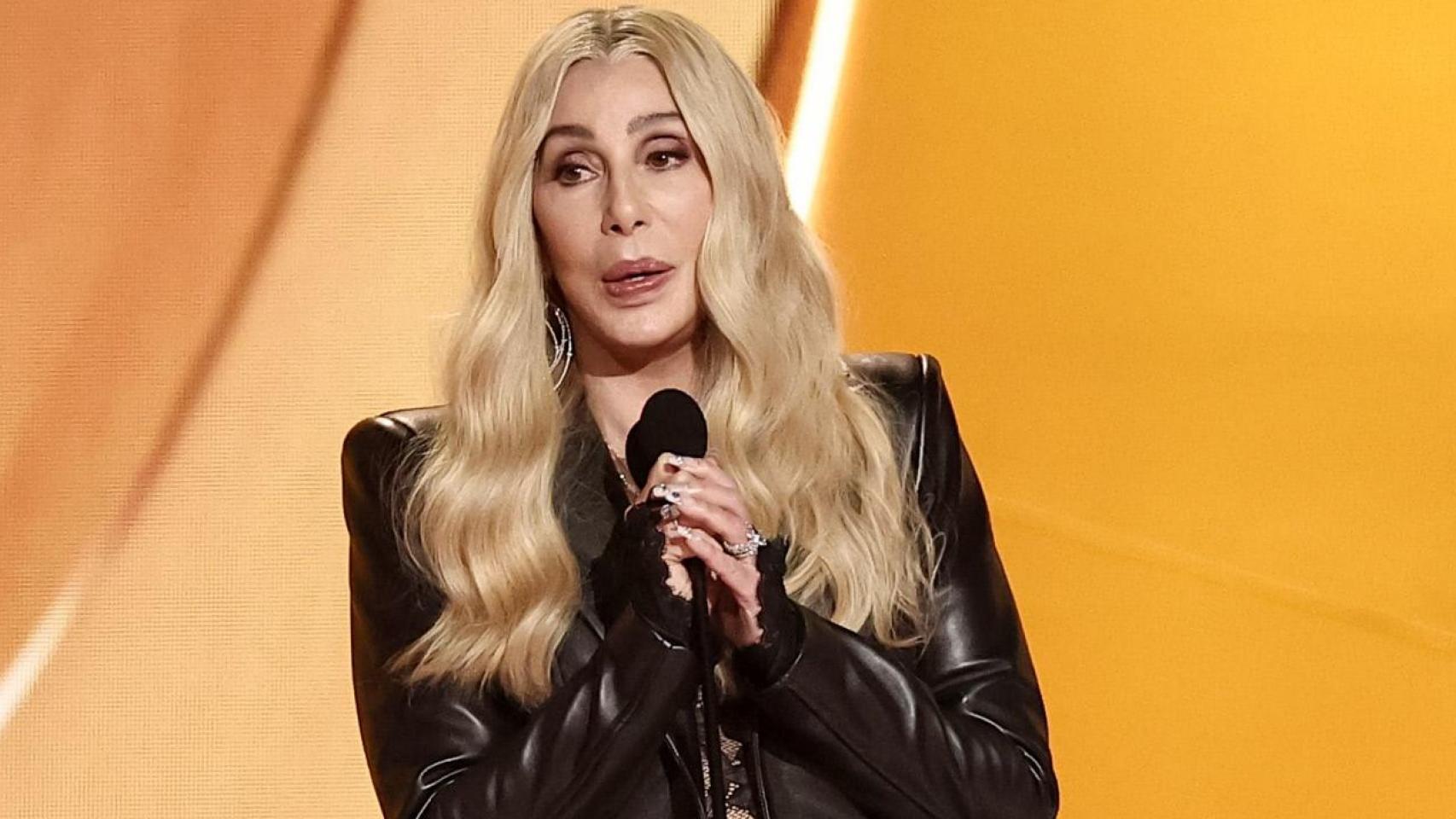 Cher en los Grammy 2026.