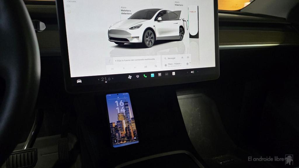 Huawei Mate X7 cargando en un Tesla
