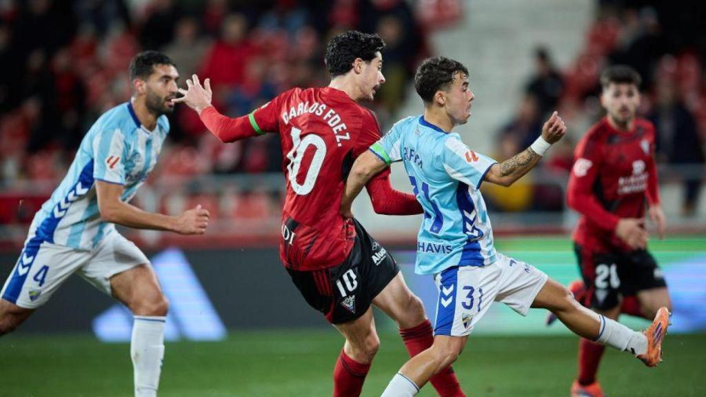 Carlos Fernández remata a portería durante el Mirandés vs. Málaga CF de Segunda División