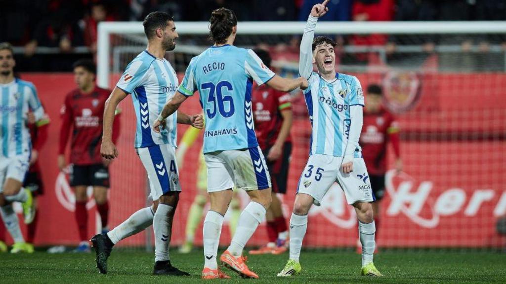 Aarón Ochoa celebra el gol del Málaga CF contra el Mirandés