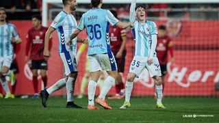 Aarón Ochoa celebra el gol del Málaga CF contra el Mirandés