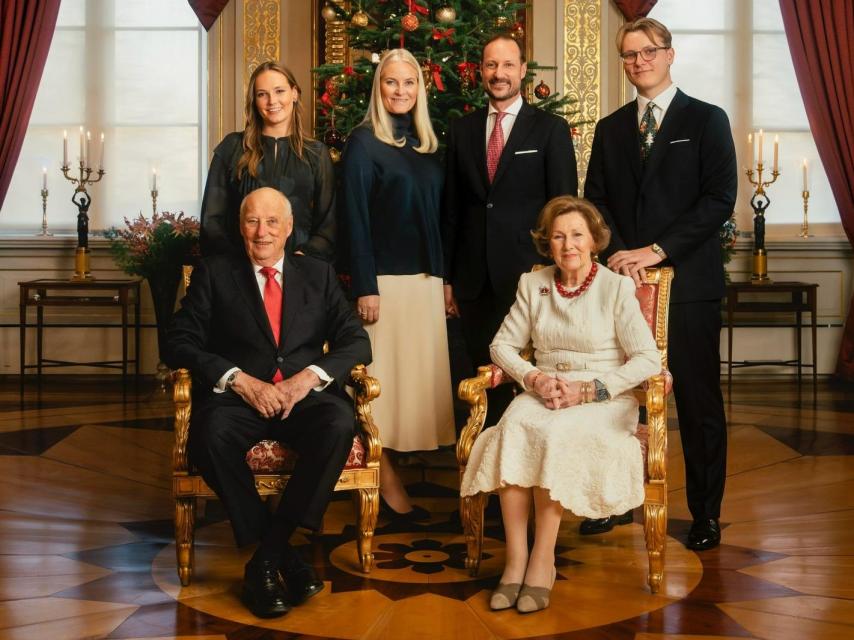 Los reyes Harald y Sonia, con Haakon, Mette-Marit y sus dos hijos en común.