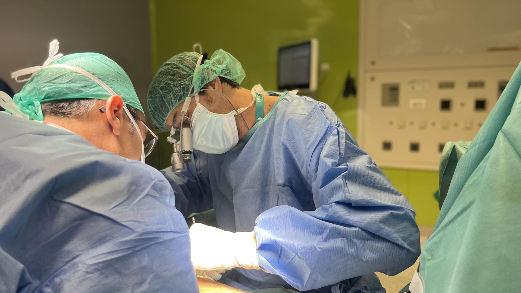 El Dr. Liñán durante cirugía enfermedad de Sudeck.