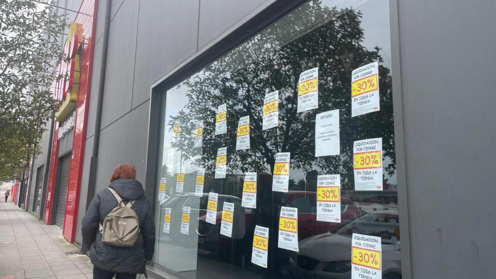 Descuentos en GIFI, que liquida su stock por cierre.