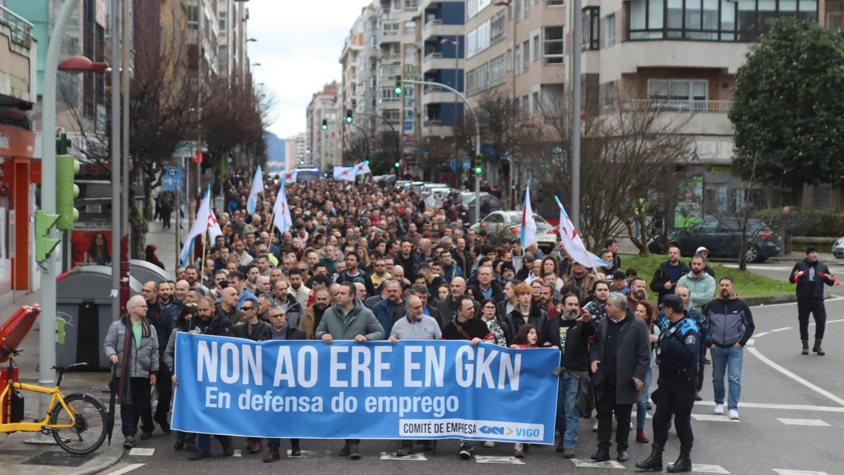 Cientos de trabajadores de GKN se manifiestan contra el ERE que pretende impulsar la empresa, a día 1 de febrero de 2026