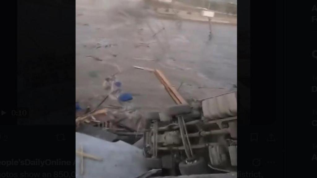 Momento en el que el puente en construcción de la ciudad china de Yancheng colapsa.