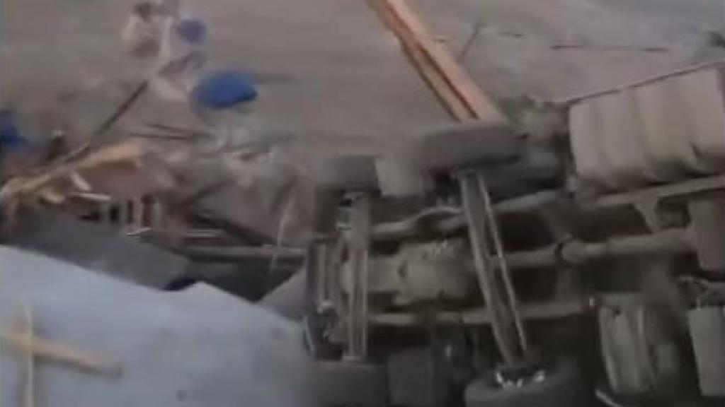 Momento en el que el puente en construcción de la ciudad china de Yancheng colapsa.