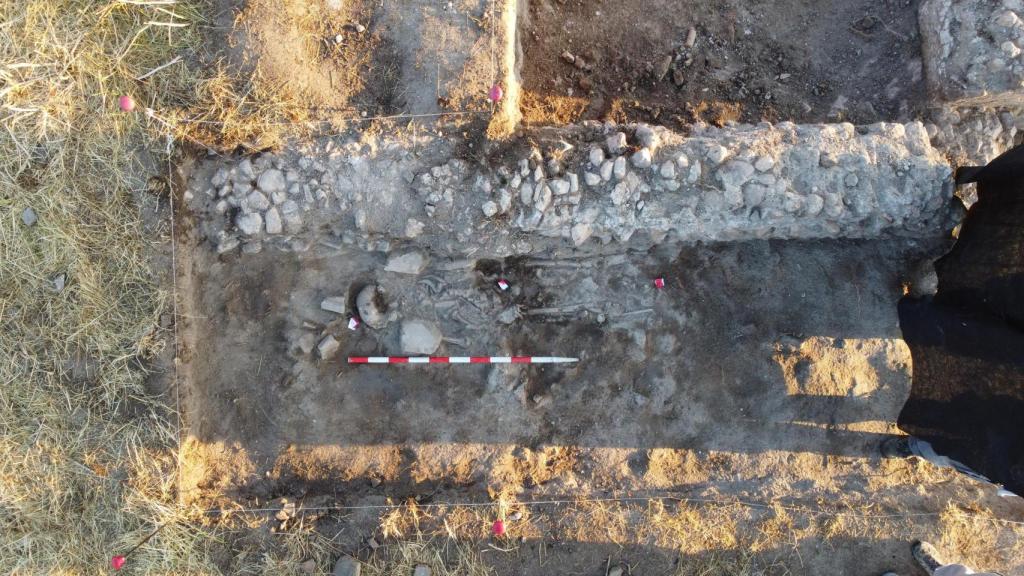 Una de las tumbas del cementerio medieval