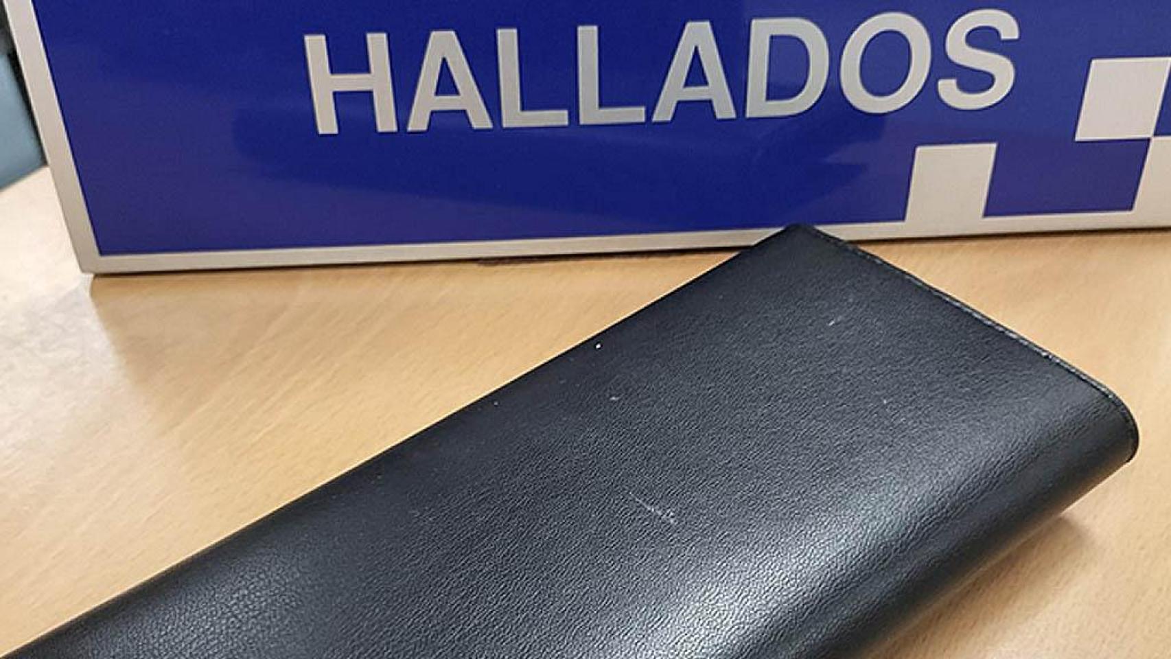 Imagen de la cartera en la Oficina de Objetos Hallados de la Policía Municipal de Valladolid.
