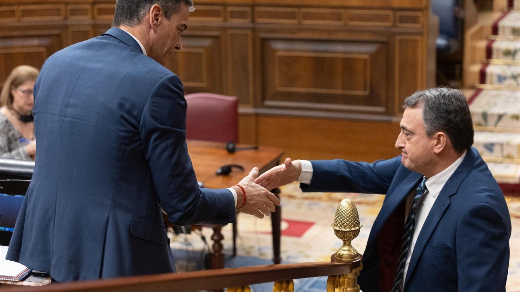 Pedro Sánchez junto a Aitor Esteban el pasado marzo durante su último pleno como diputado del PNV en el Congreso.