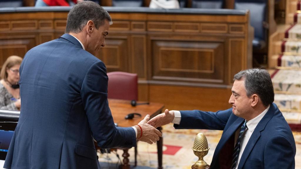 Pedro Sánchez junto a Aitor Esteban el pasado marzo durante su último pleno como diputado del PNV en el Congreso.