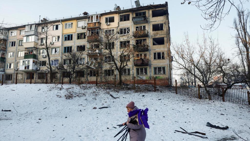 Un edificio residencial de Kiev alcanzado por un dron ruso.