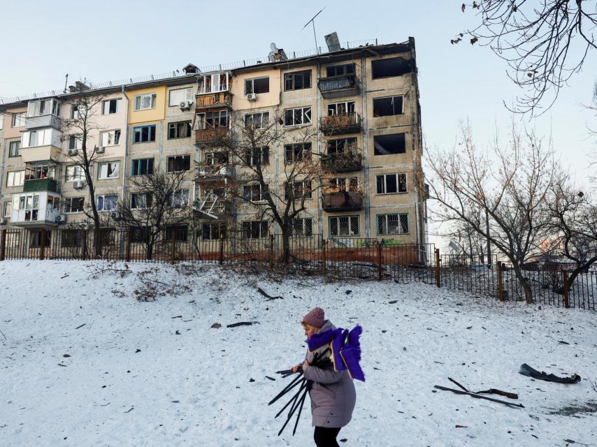 Un edificio residencial de Kiev alcanzado por un dron ruso.