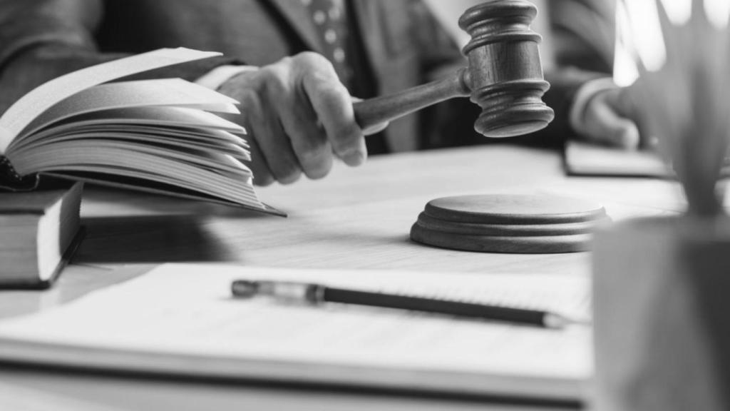 Imagen de la mesa de un juez.