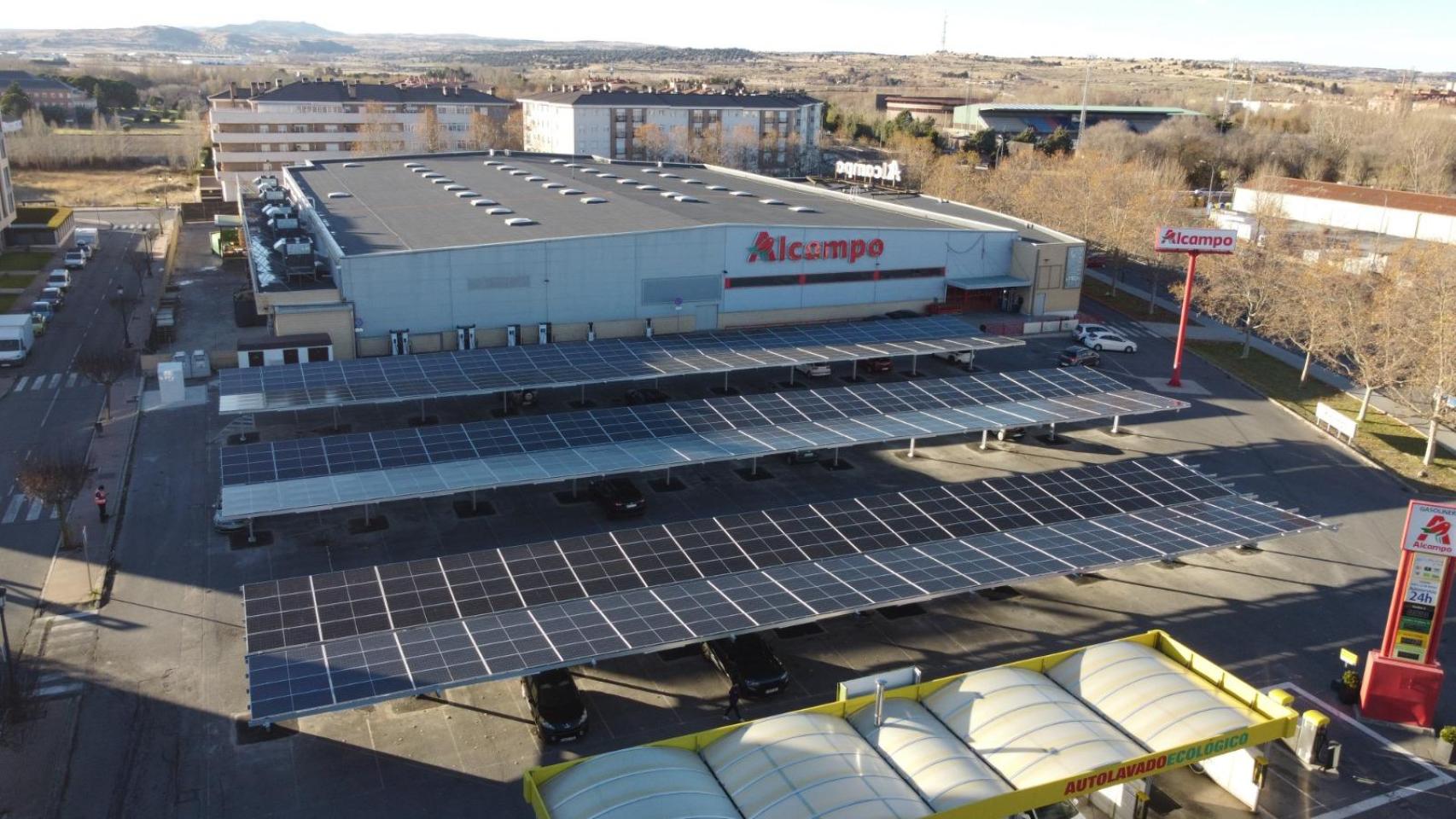 La instalación solar en el parking del supermercado Alcampo de Ávila